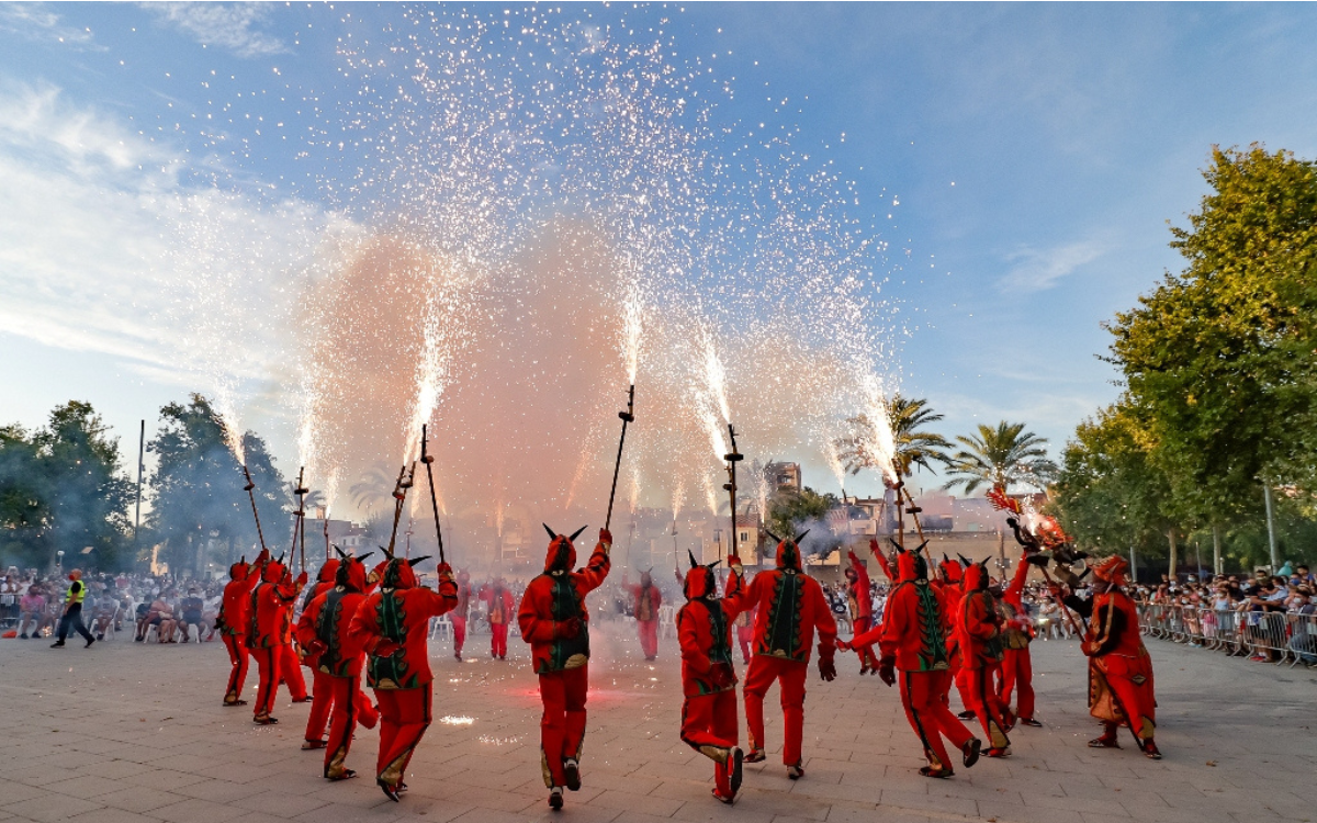 El Ball de Diables de Vila-seca organitza una nova edició de la Nit del Foc.