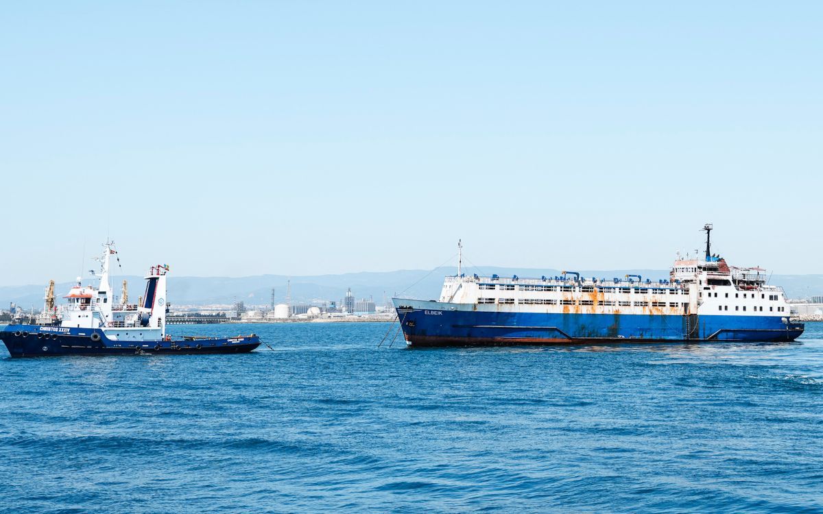 El vaixell feia tres anys que era al Port de Tarragona i avui ha estat remolcat direcció a Grècia.