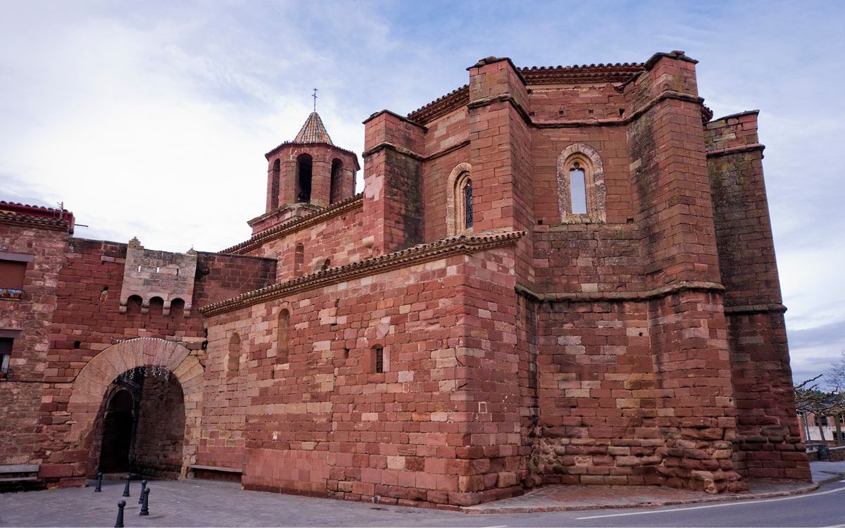 Més enllà del municipi de Prades, el comtat medieval comprenia una gran extensió de cinc comarques