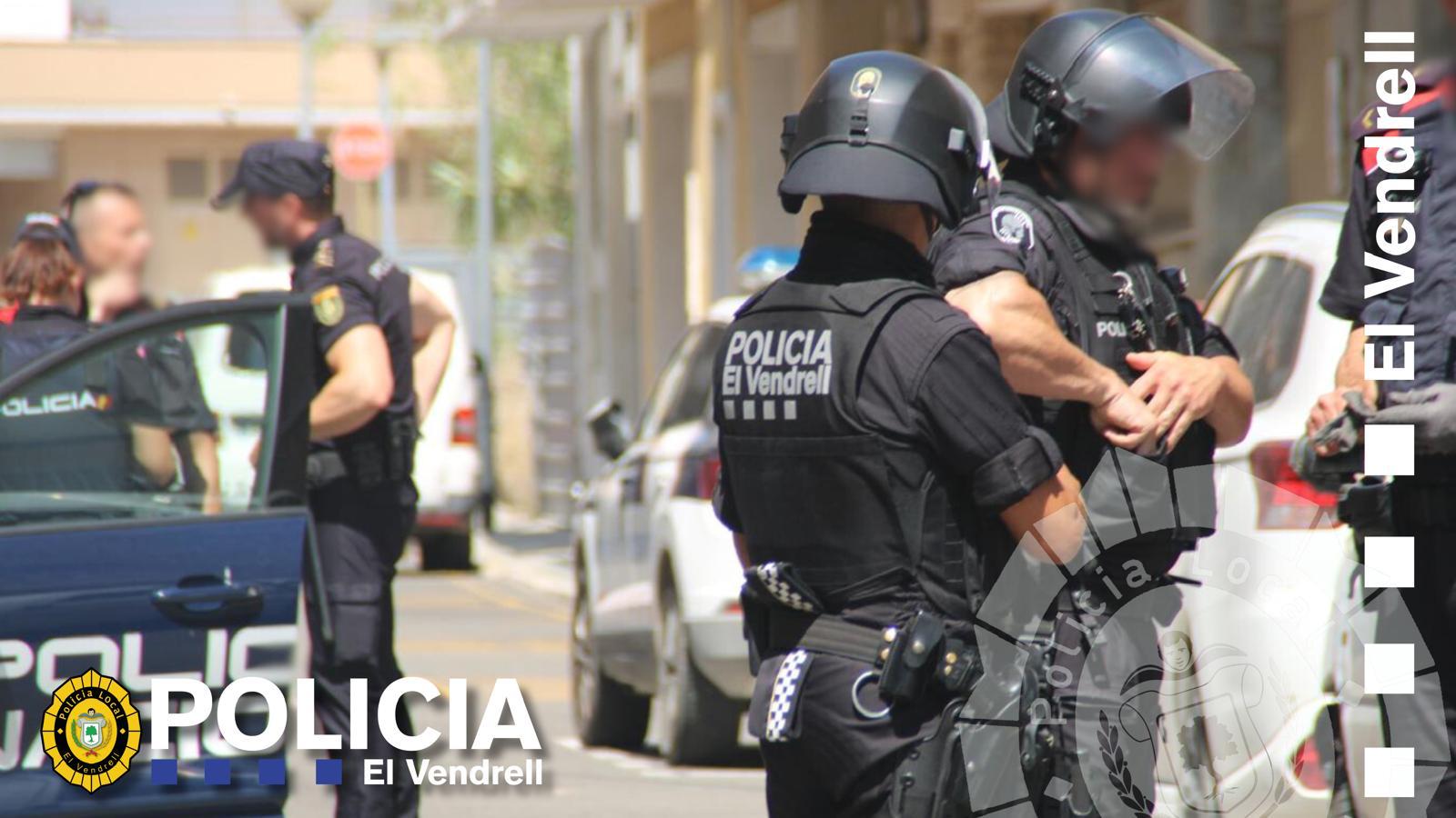 Operatiu policial al carrer Josep Carner