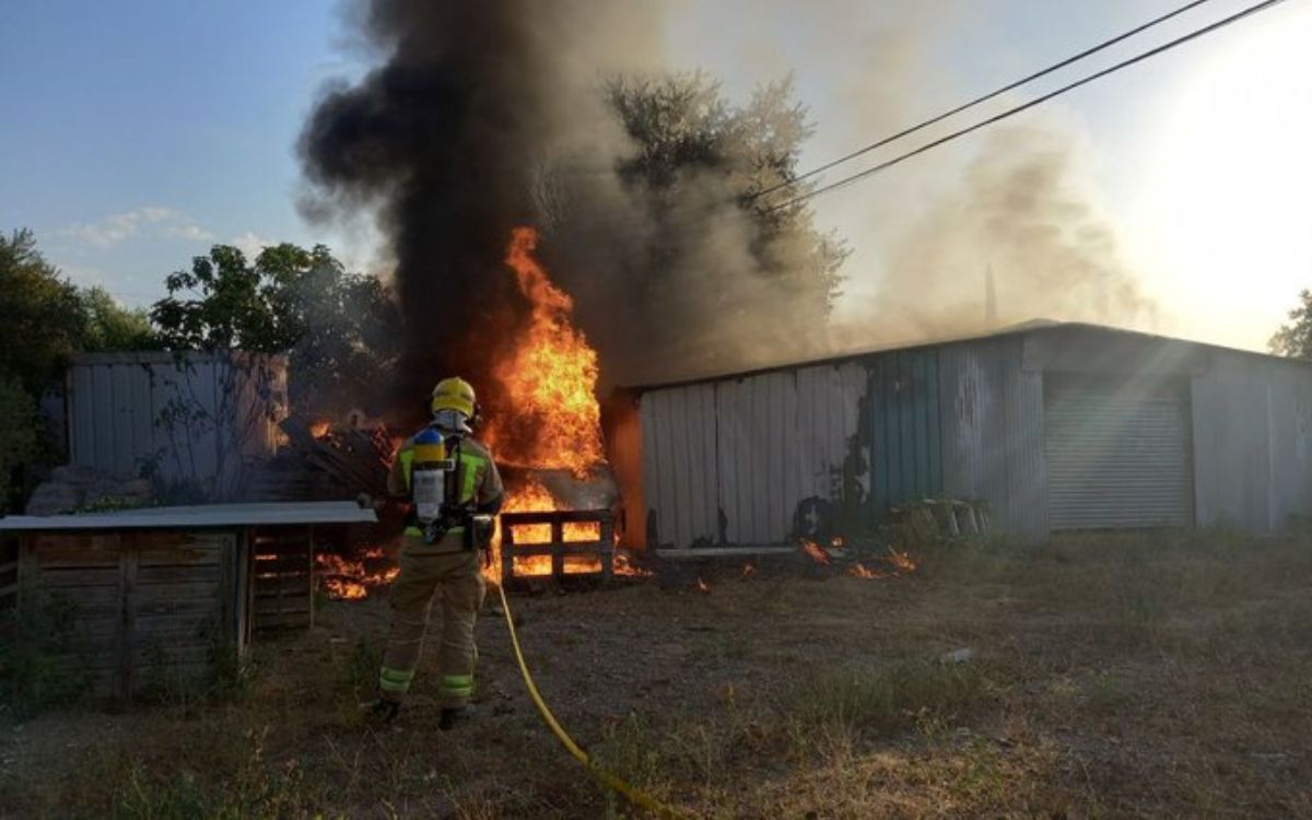 L'incendi a Alcover s'ha originat en una nau.