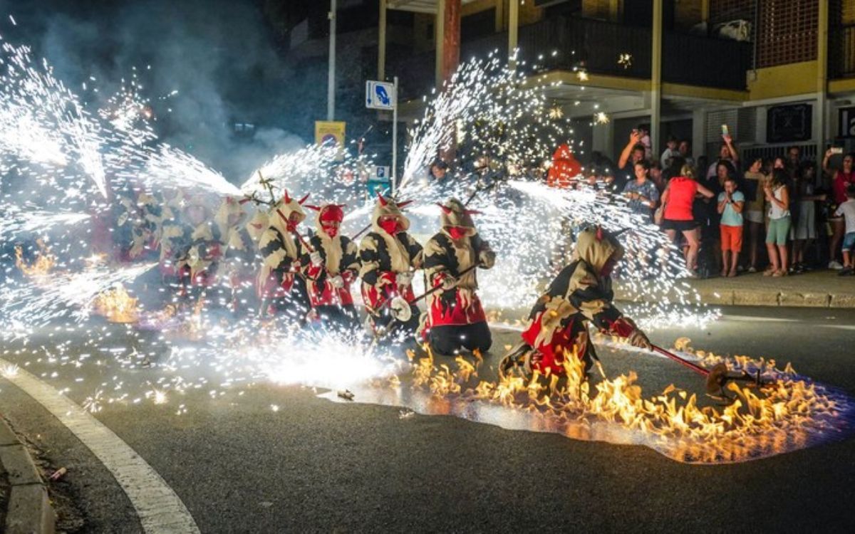 El foc és protagonista de les festes de Sant Roc a l'Hospitalet de l'Infant.