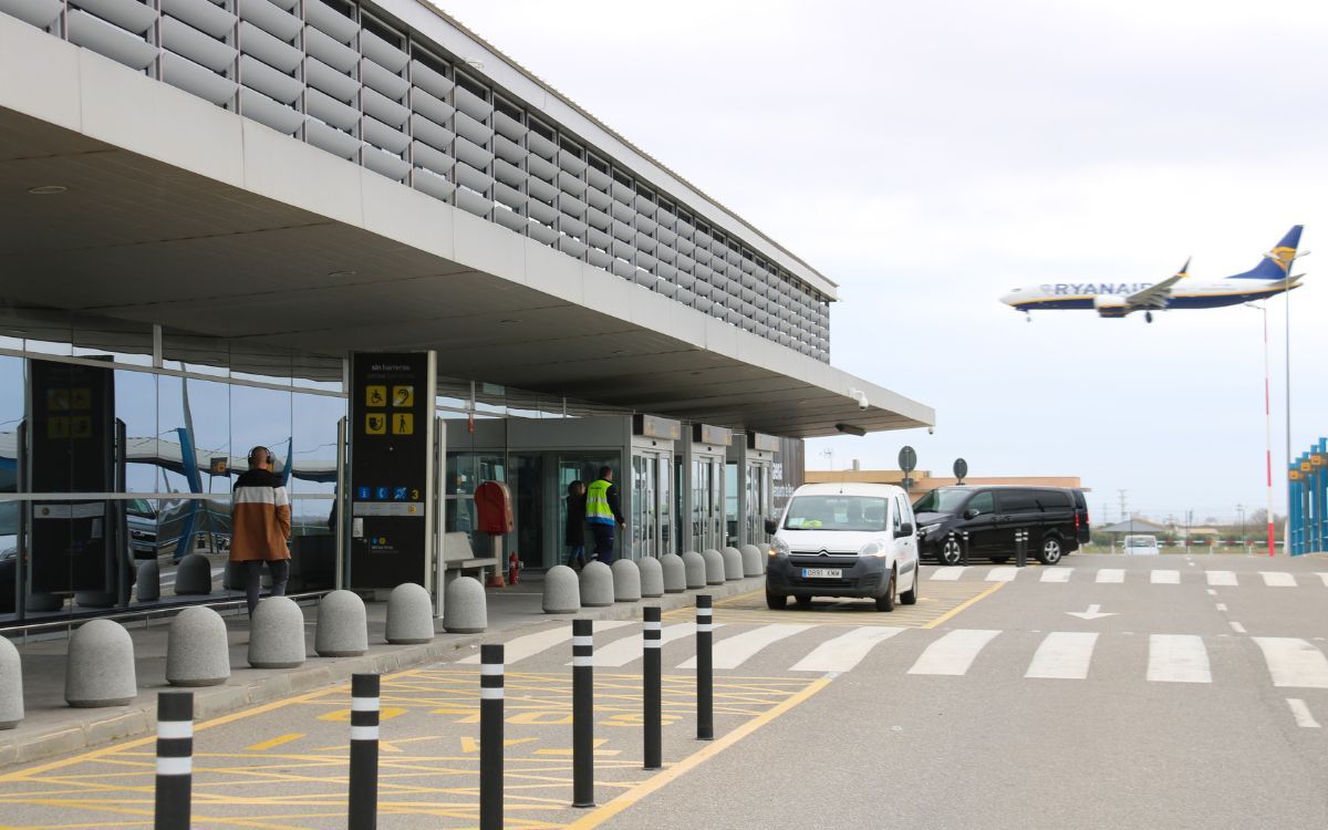 Imatge d'arxiu d'un avió de Ryanair a punt d'aterrar a l'Aeroport de Reus