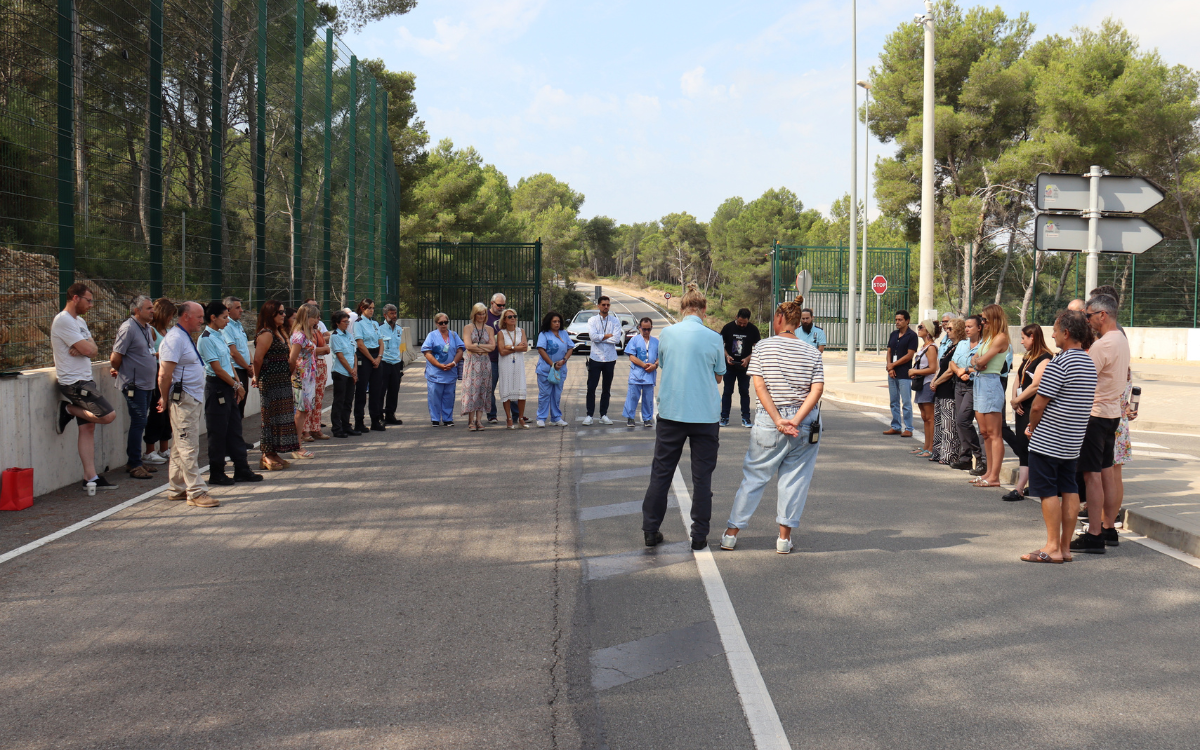 Els treballadors de Mas d'Enric s'han concentrat davant les portes del centre penitenciari per recordar la Núria.