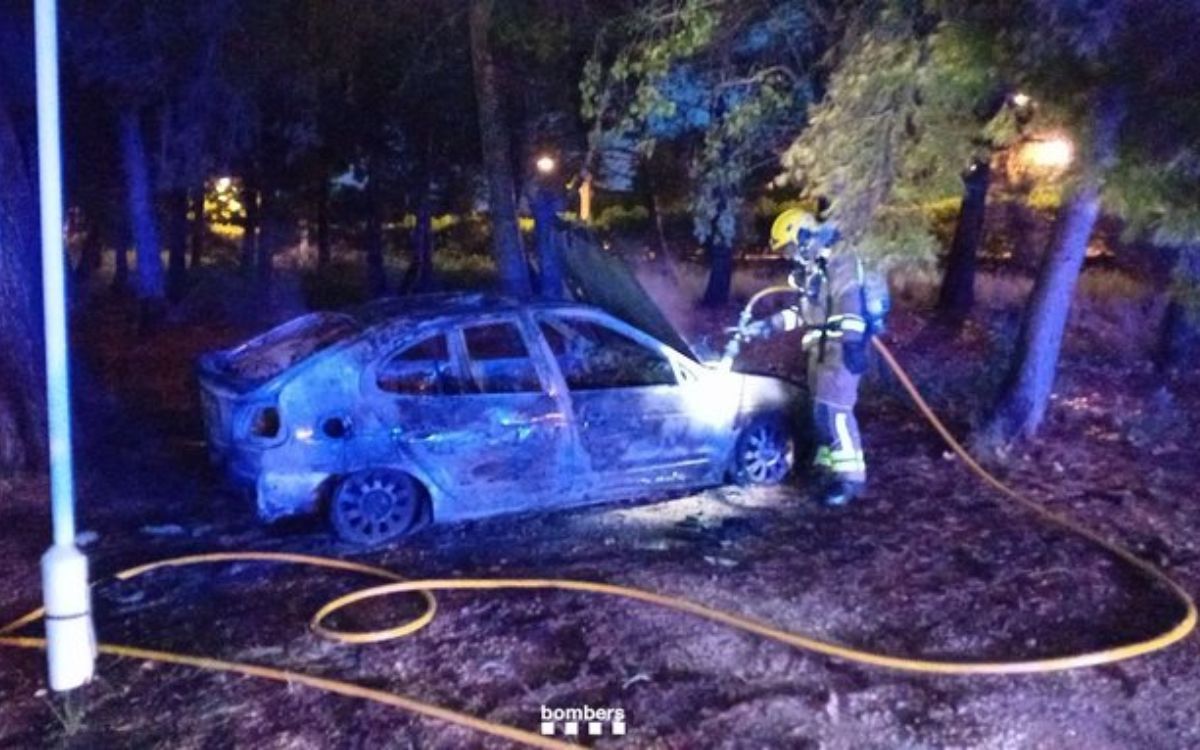 Imatge del vehicle incendiat a Roda de Berà.