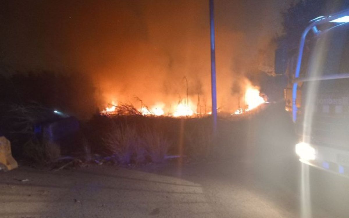 L'incendi al polígon Alba de Reus ha mobilitzat diverses dotacions dels bombers.