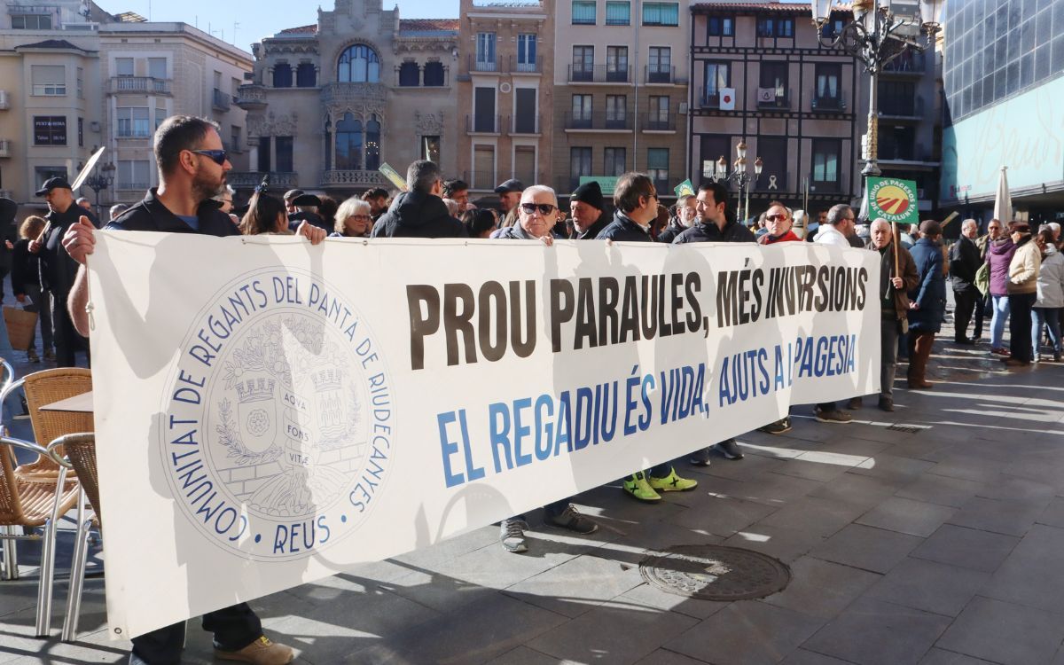 Imatge d'arxiu d'una manifestació de la pagesia davant l'Ajuntament de Reus