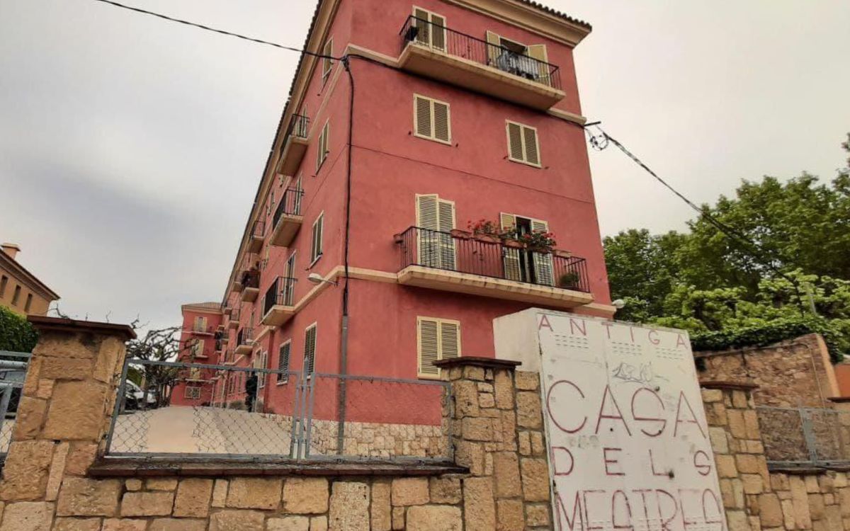 L'antiga Casa dels Mestres està ubicada al passeig Mata, a la zona nord de la ciutat