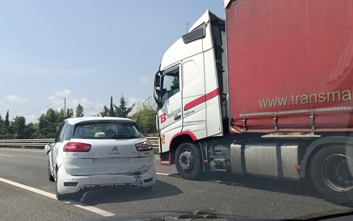 L'accident s'ha produït molt a prop de la sortida 32 de l'AP-7, al seu pas per Torredembarra.