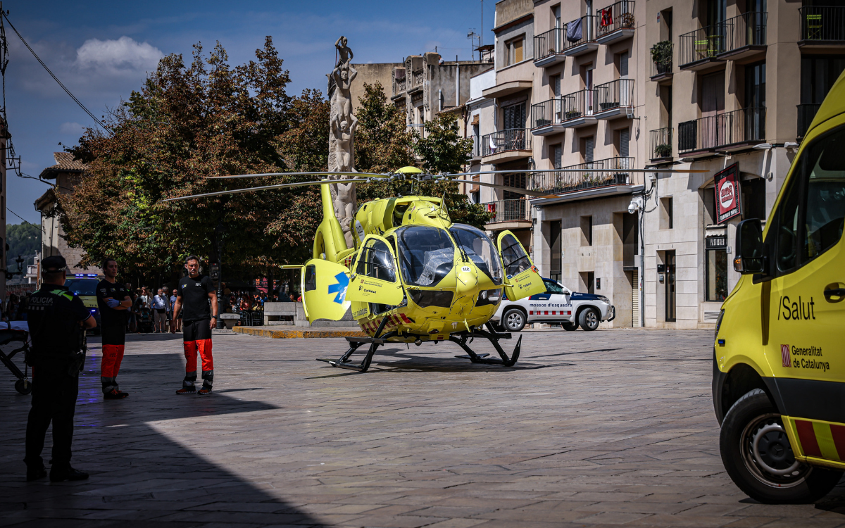 Imatge de l'helicòpter que s'ha mobilitzat per evacuar la castellera de la Colla Vella de Valls.