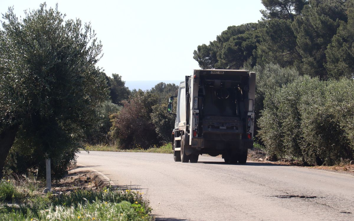 Un camió de la brossa sortint de la planta de Secomsa a Botarell.