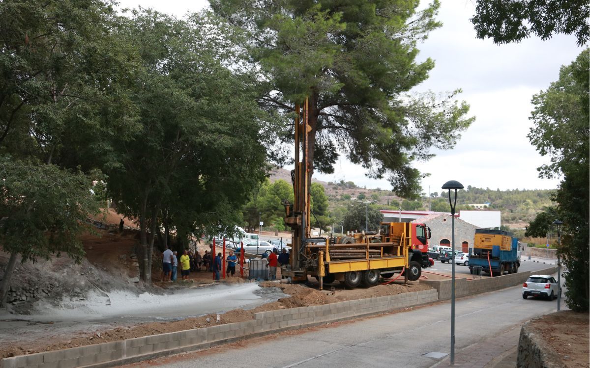 Operaris de l'empresa treballen fent perforacions per confirmar la presència d'aigua