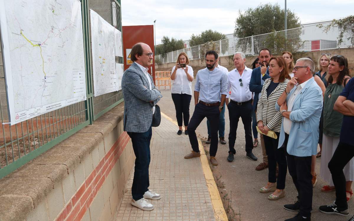 El president del Consell Comarcal de la Conca de Barberà, Joan Canela, explica les obres del CAT a la consellera de Territori, Sílvia Paneque, i alcaldes de la comarca 