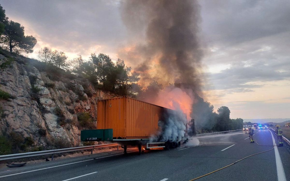 L'incendi està extingit, però encara surt fum del camió