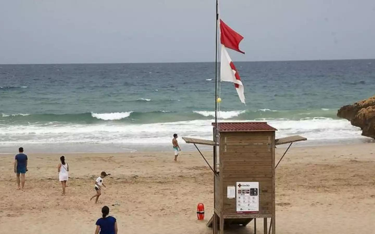 Una quinzena de platges de la Costa Daurada tenen bandera vermella.