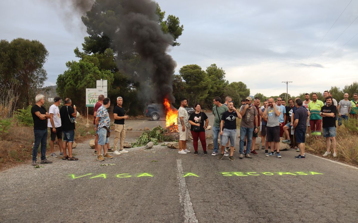 Els talls amb branques cremant-se i les protestes han substituït els piquets informatius