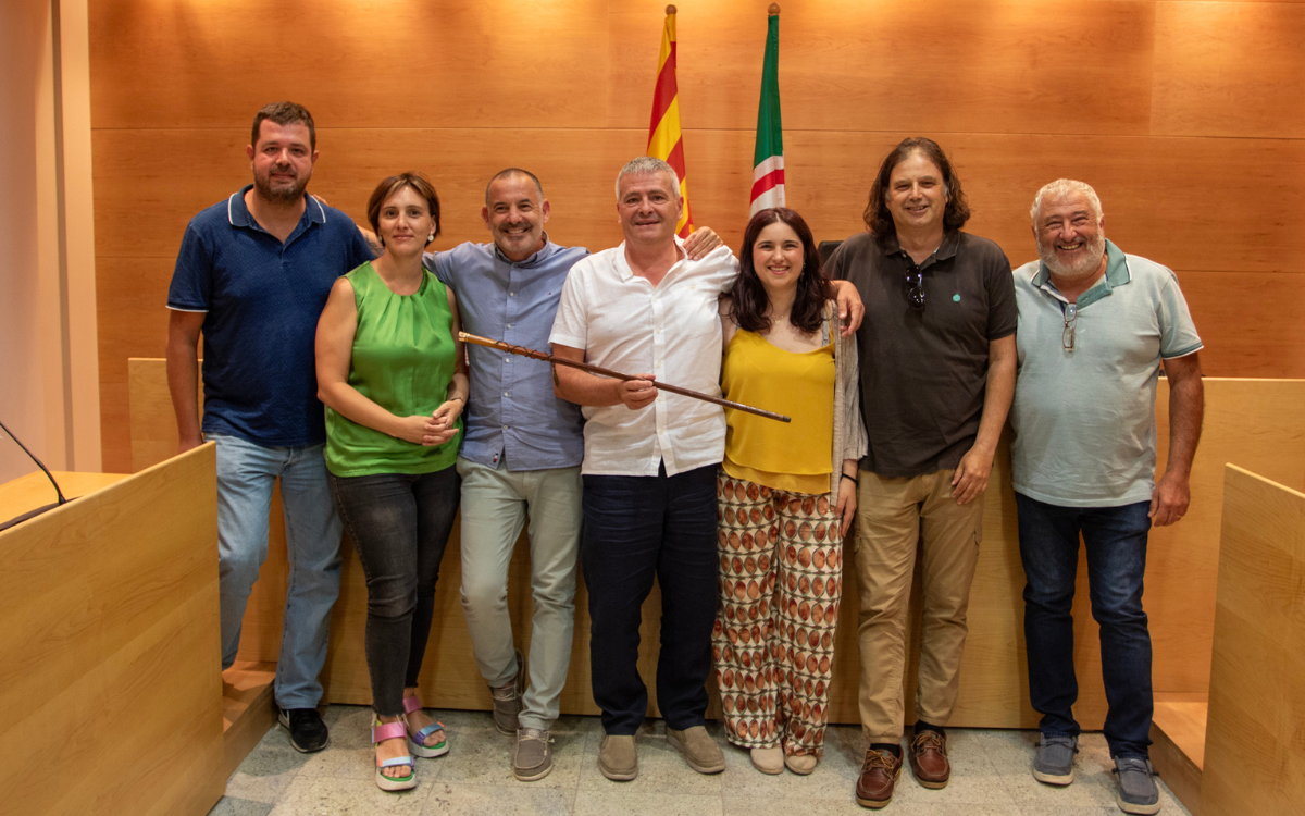 El nou batlle del Catllar, Xavier Canadell, ha rebut la vara d'alcalde el seu predecessor, Jordi Ruiz.