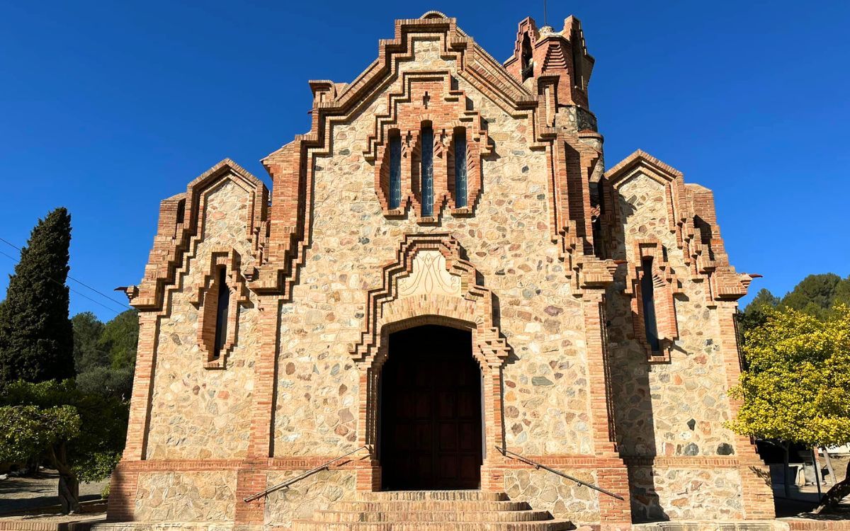 La singularitat estètica i arquitectònica de l'ermita crida l'atenció, fins i tot, des de la carretera