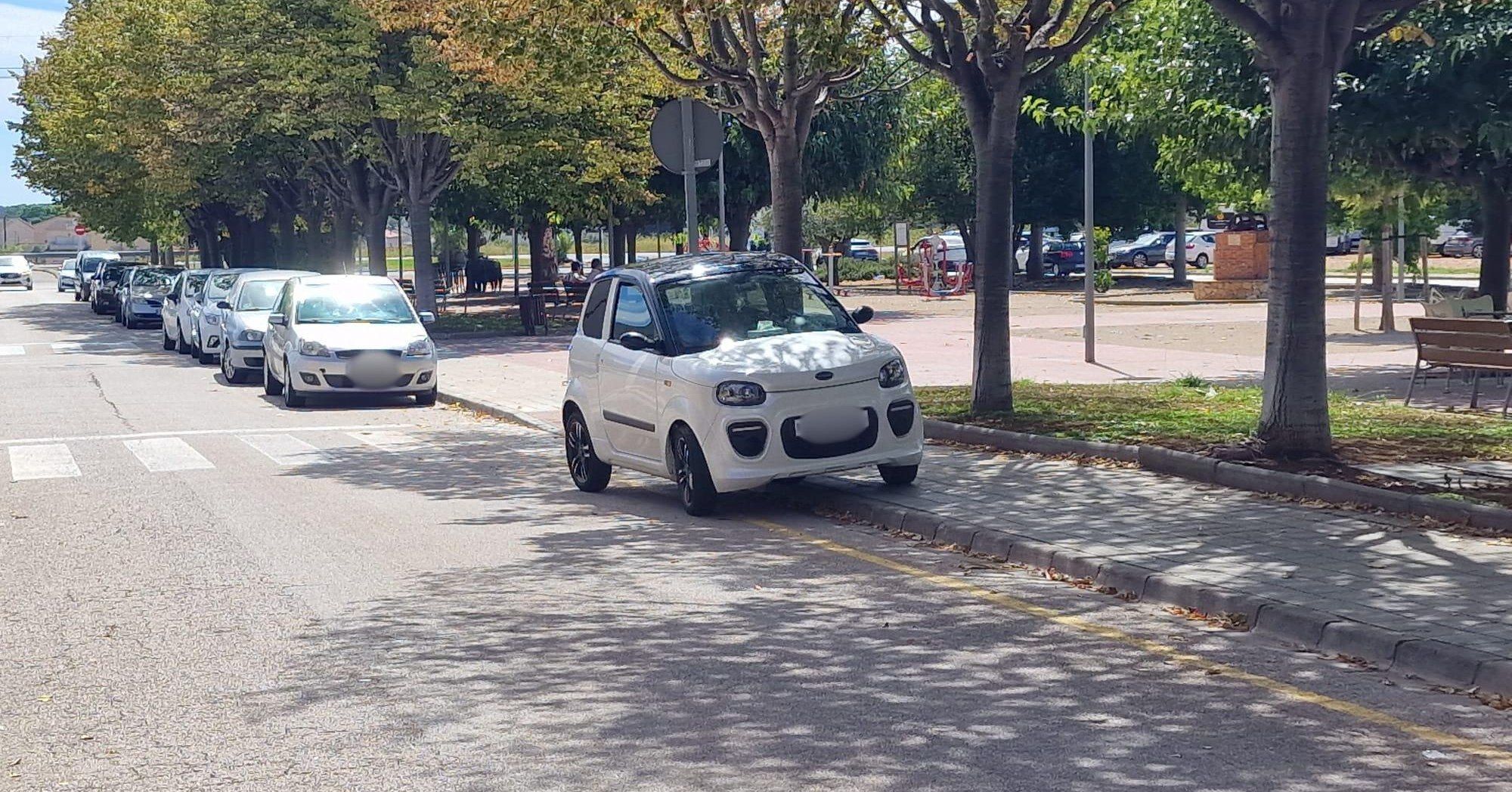 Un vehicle mal estacionat a Llorenç del Penedès.