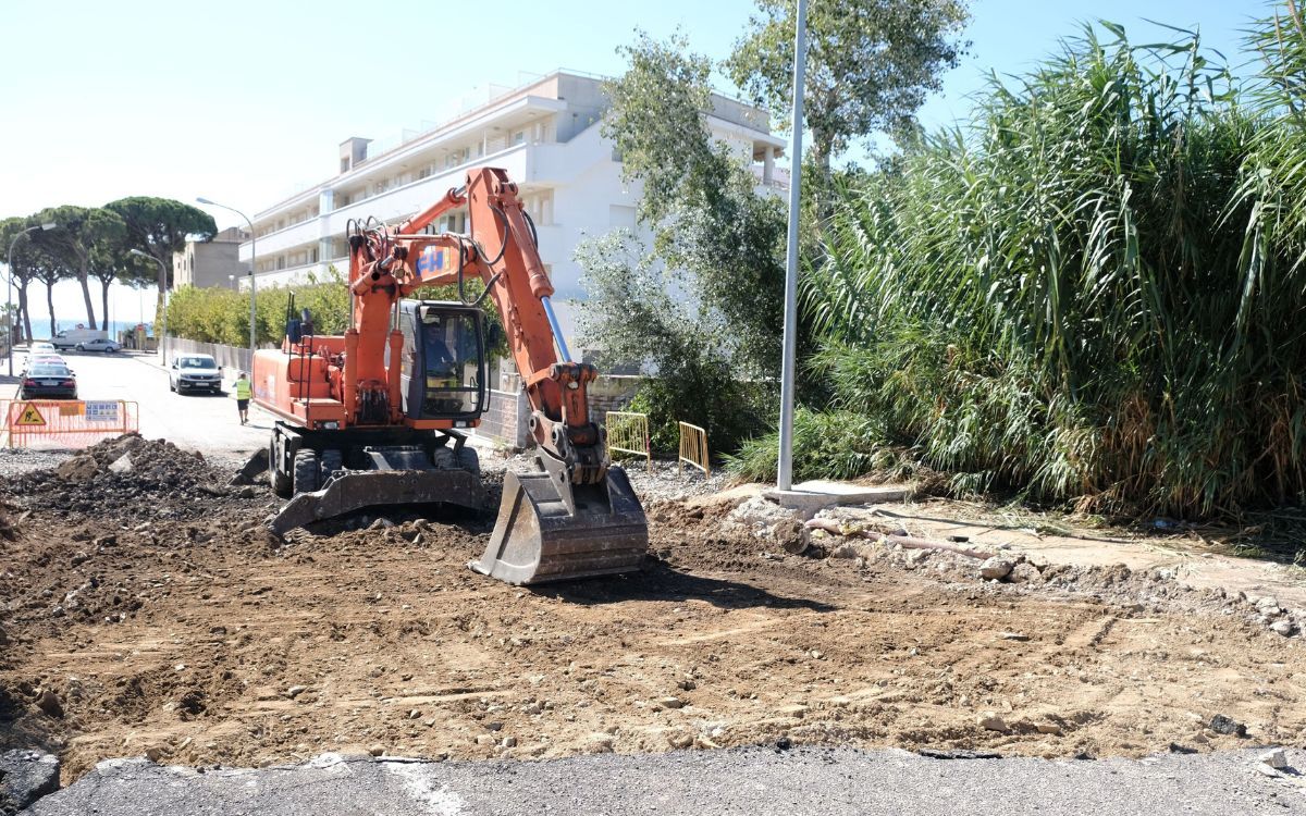 Les primeres actuacions es fan al pas de la plataforma pel camí del Corralet i el carrer Venècia