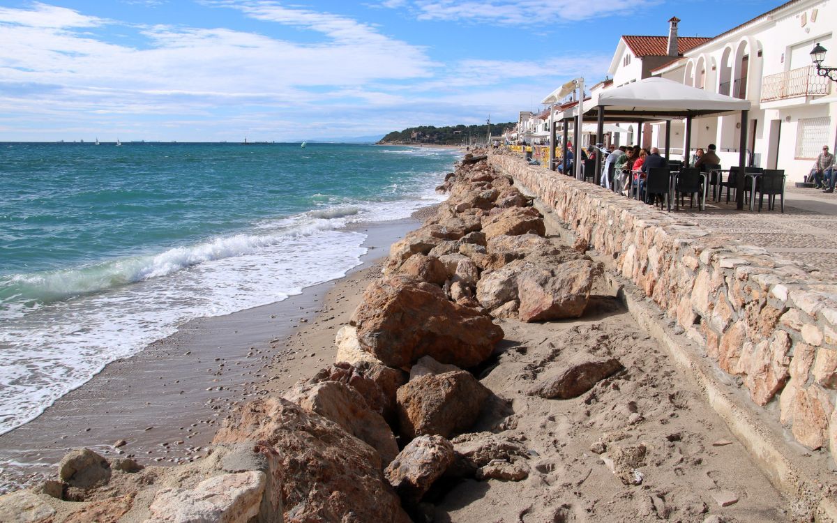 Una de les actuacions finançades per la Diputació de Tarragona és l'arranjament del passeig Botigues de Mar d'Altafulla, malmès pel temporal.