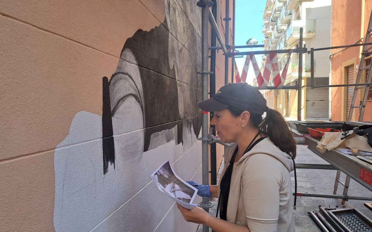 Samantha Bosque és l'autora del nou mural en homenatge a Montserrat Abelló.