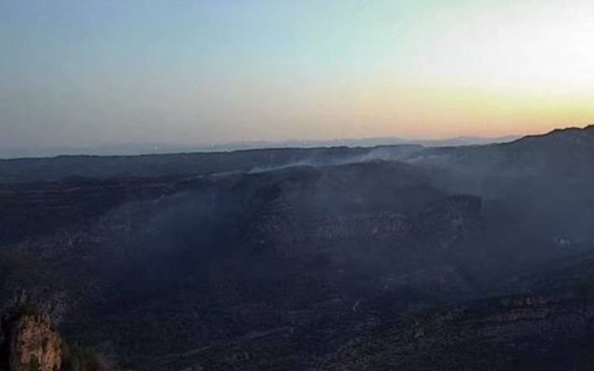 Imatge de l'incendi de Cabacés a primera hora del matí de divendres.