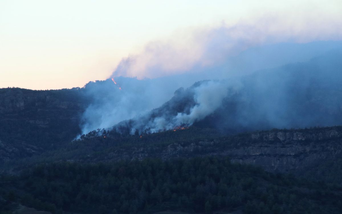 Imatge de l'incendi vist des de Gratallops, aquest dijous 12 de setembre