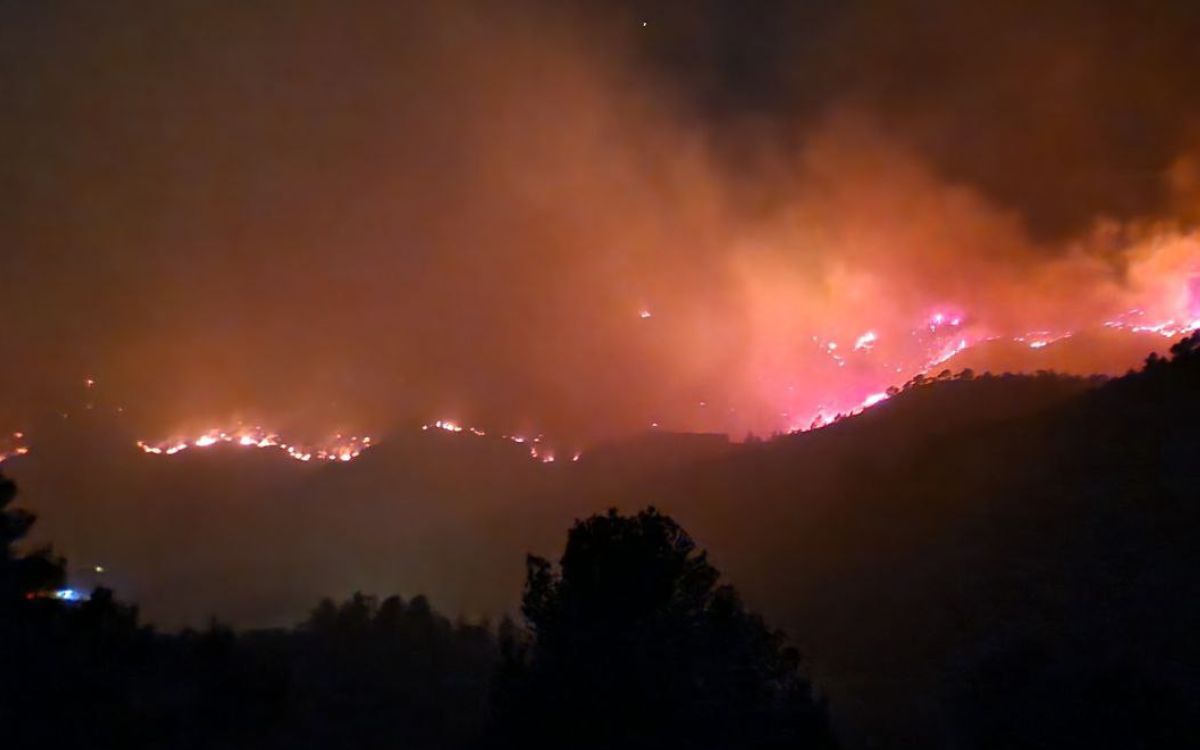 Imatge de l'incendi a Cabacés durant la nit de dijous a divendres.