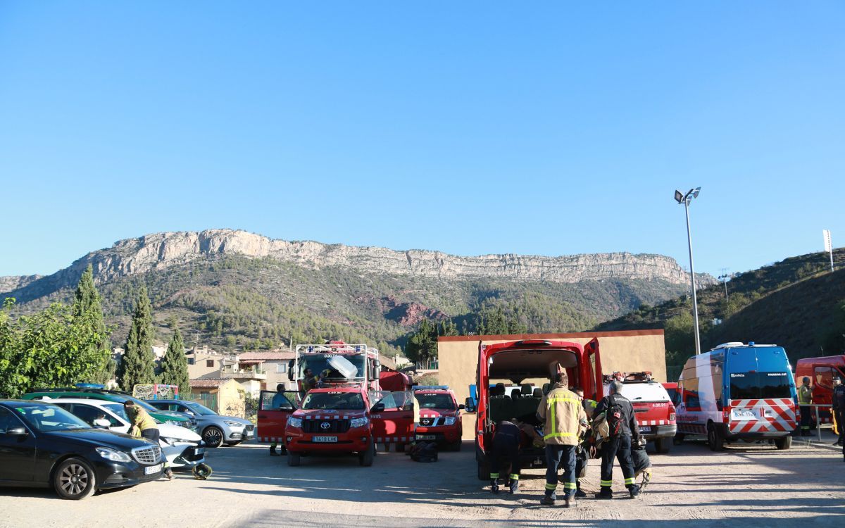 Els serveis d'emergències treballant en l'incendi de Cabacés.