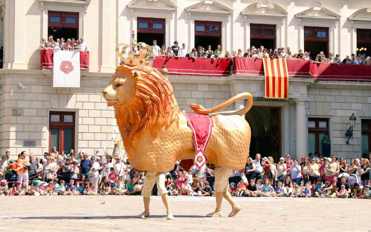 Imatge d'arxiu del Lleó de Reus ballant a la plaça del Mercadal