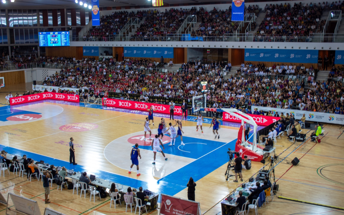 El Palau d'Esports de Campclar es va omplir de gom a gom per gaudir del millor bàsquet ACB.