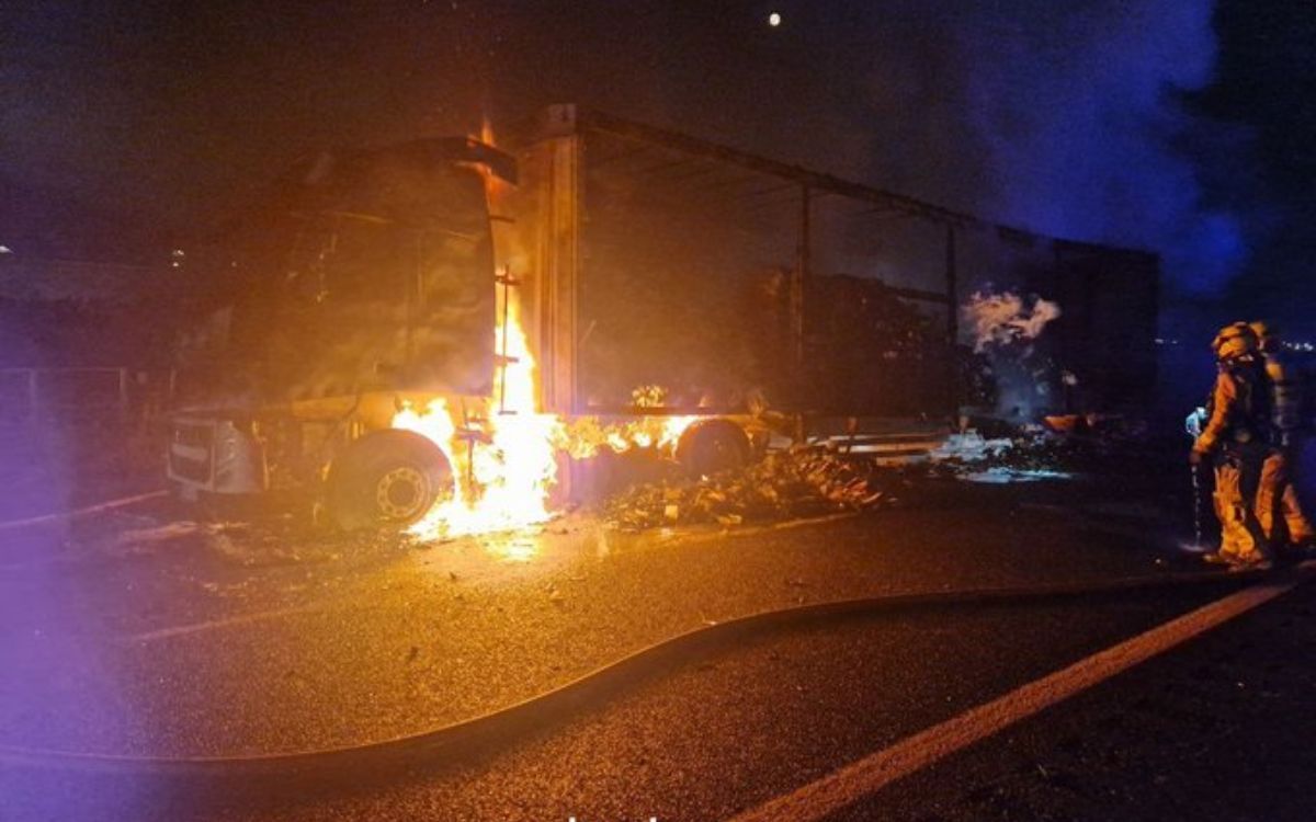 Imatge de l'espectacular incendi que ha afectat un camió a Constantí.