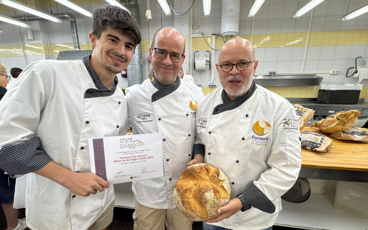 Els representants del Forn Sistaré de Reus amb el pa de pagès amb què s'han classificat per a la final.