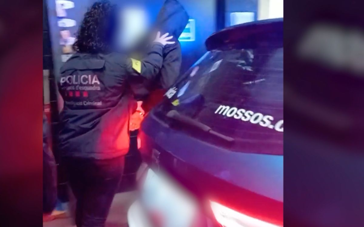 Imatge del detingut per l'apunyalament al Serrallo amb els mossos.