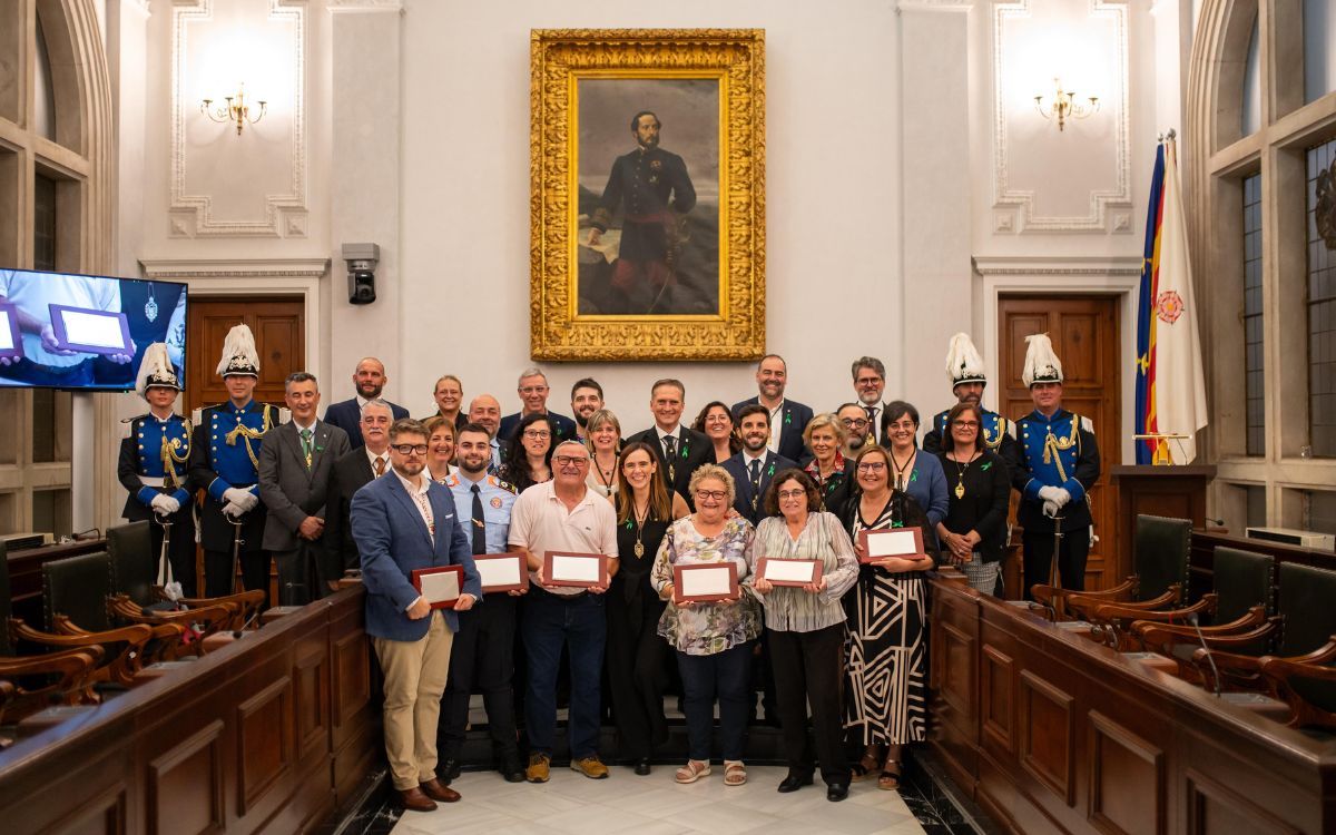 Fotografia de família amb els guardonats del 2024 a Reus.