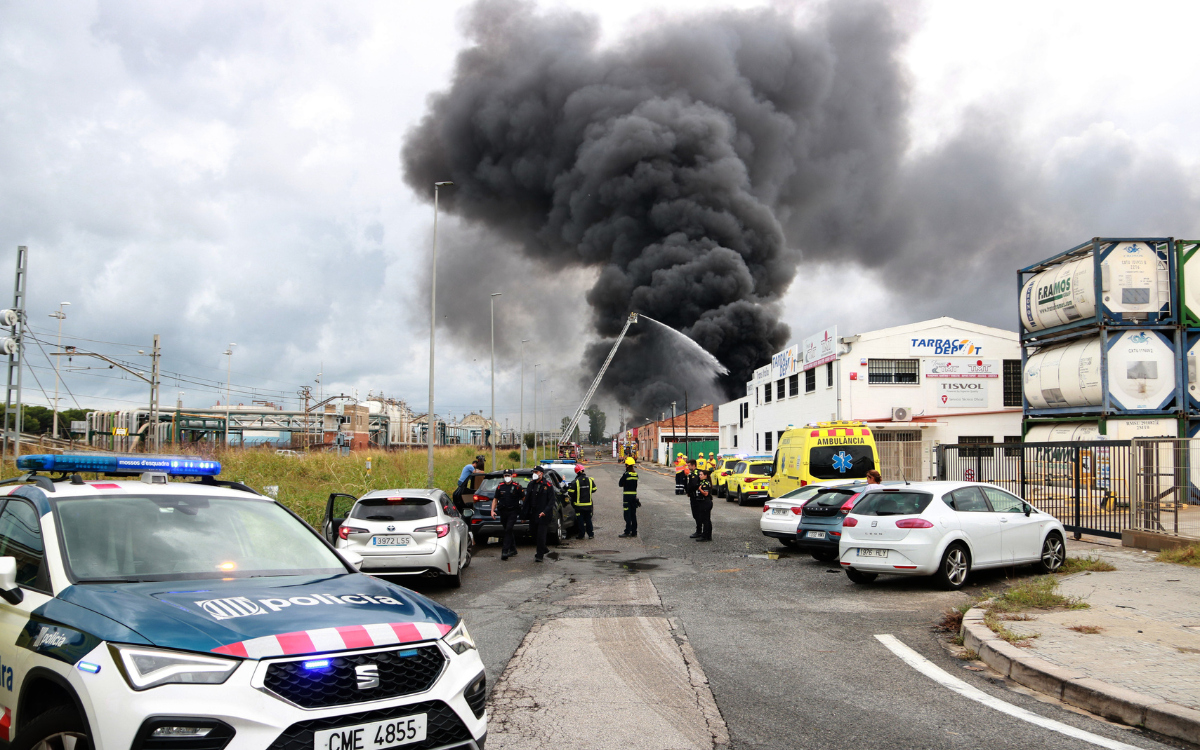 El fum de l'incendi al polígon sud és visible des de diversos punts de Tarragona.