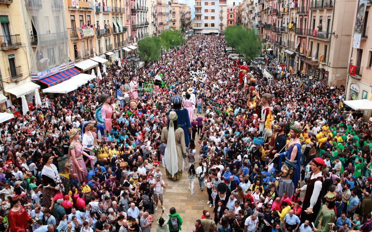 La pluja ha marcat el pregó de Santa Tecla, tot i que ha donat una treva.