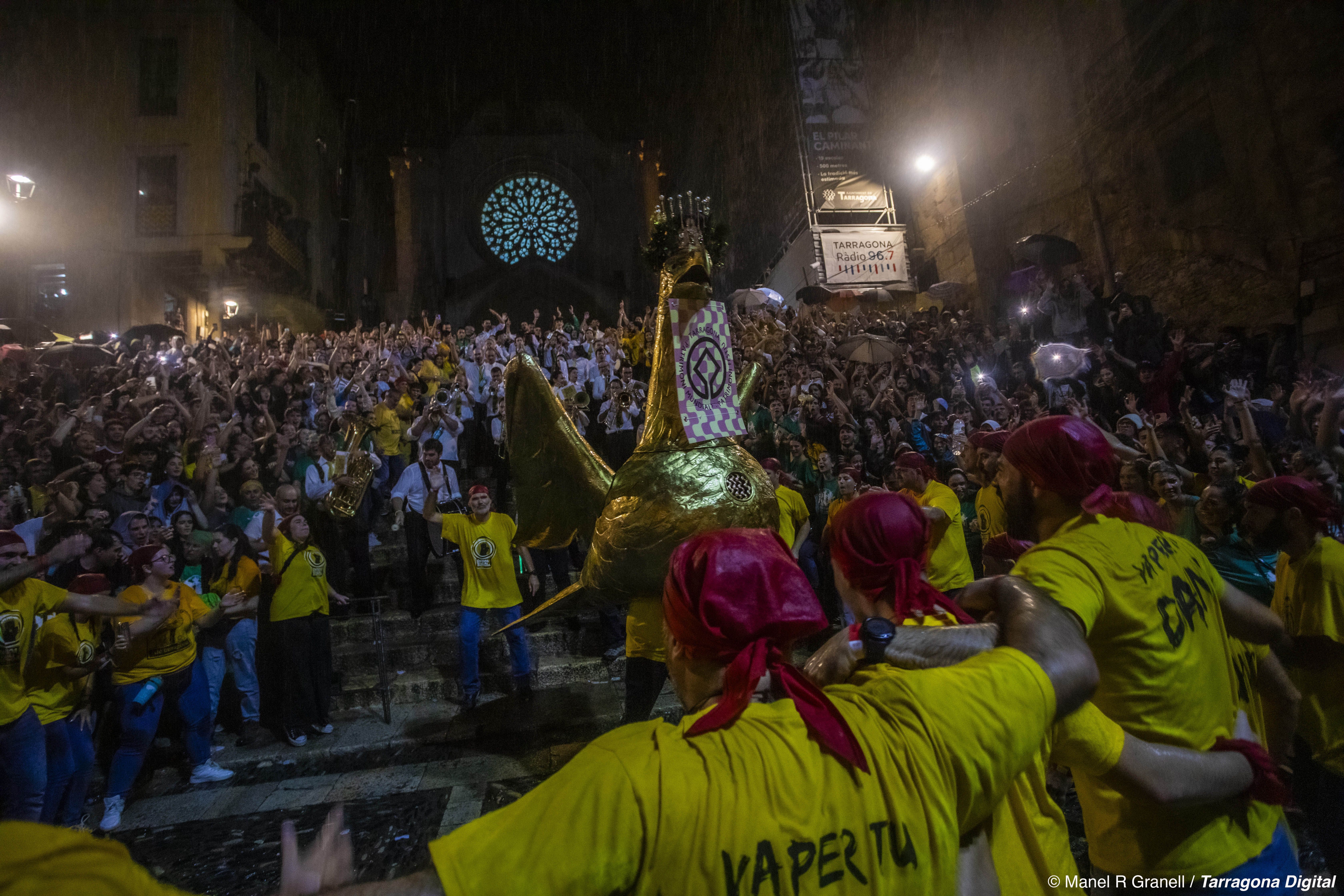 Milers de persones van sortir al carrer la nit del 21 de setembre per gaudir de la Baixada de l'Àliga.