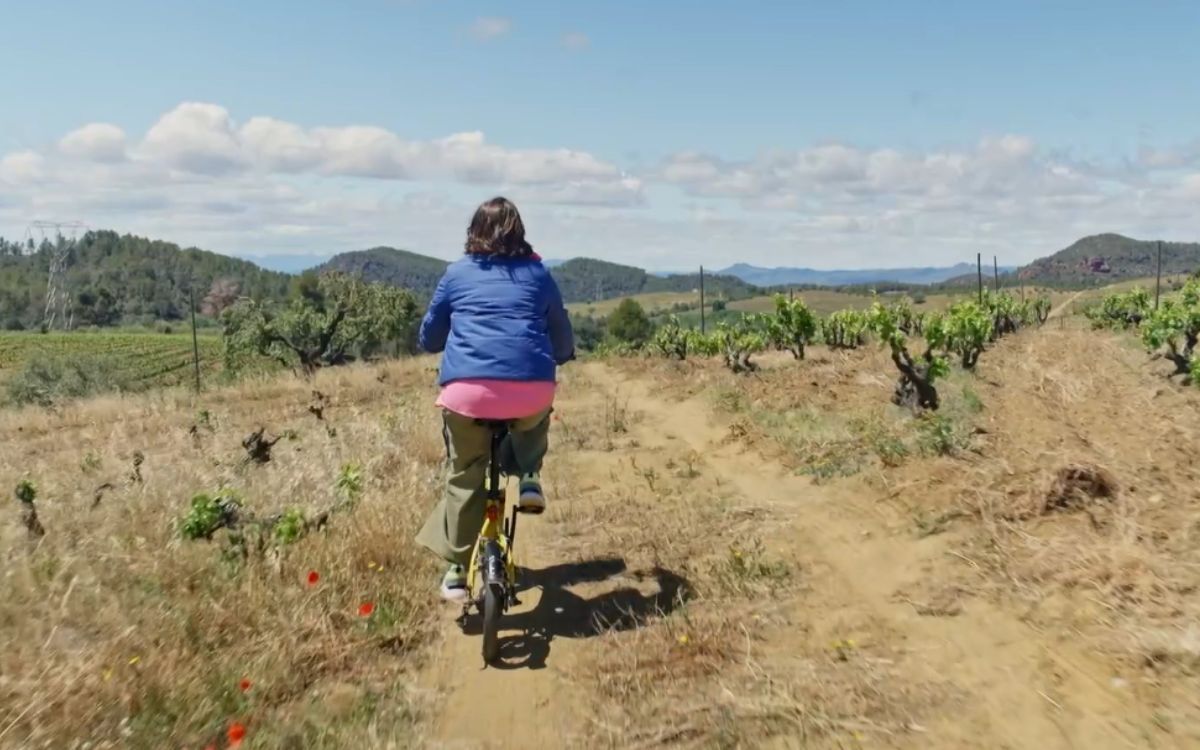 La presentadora va recórrer les terres prioratines amb la seva bicicleta