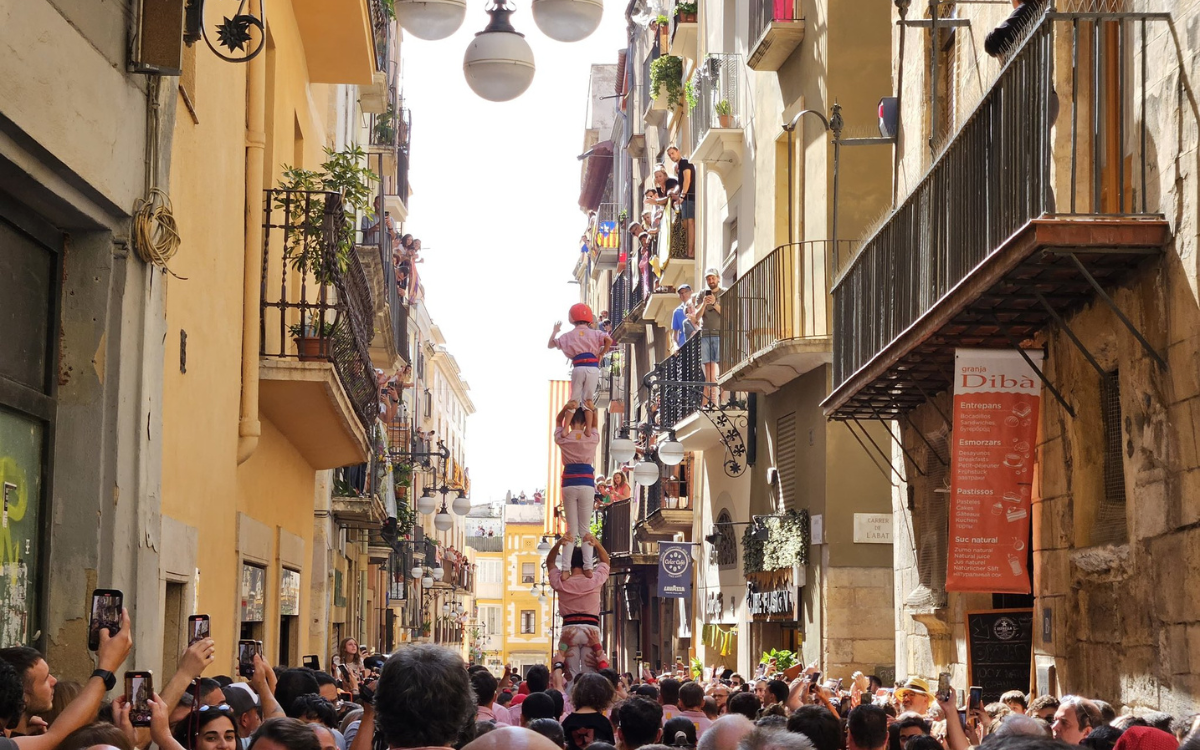 Imatge del pilar caminant dels Xiquets de Tarragona al carrer Major.