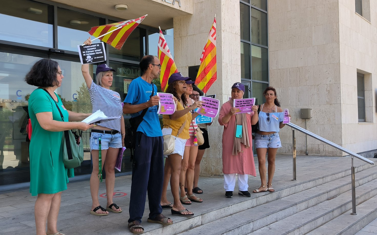 Les treballadores ja es va manifestar el passat mes d'agost a l'Ajuntament de Cambrils i aquest divendres ho tornaran a fer durant el consell plenari.