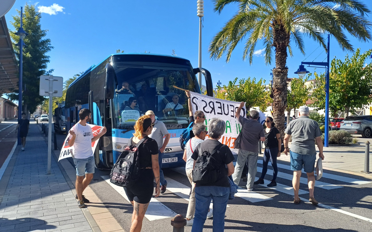 Els manifestants han aturat un dels autobusos que transportaven creueristes en un pas de vianants del Moll de Costa.