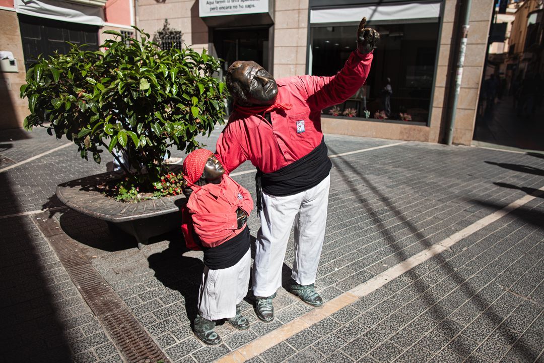 L'escultura de la plaça Vella transformada