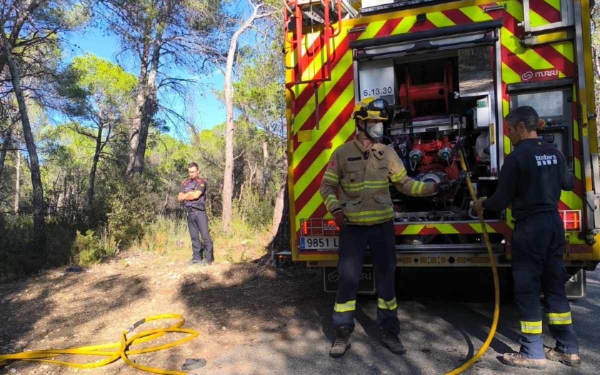 Imatge dels bombers en els treballs d'extinció de foc