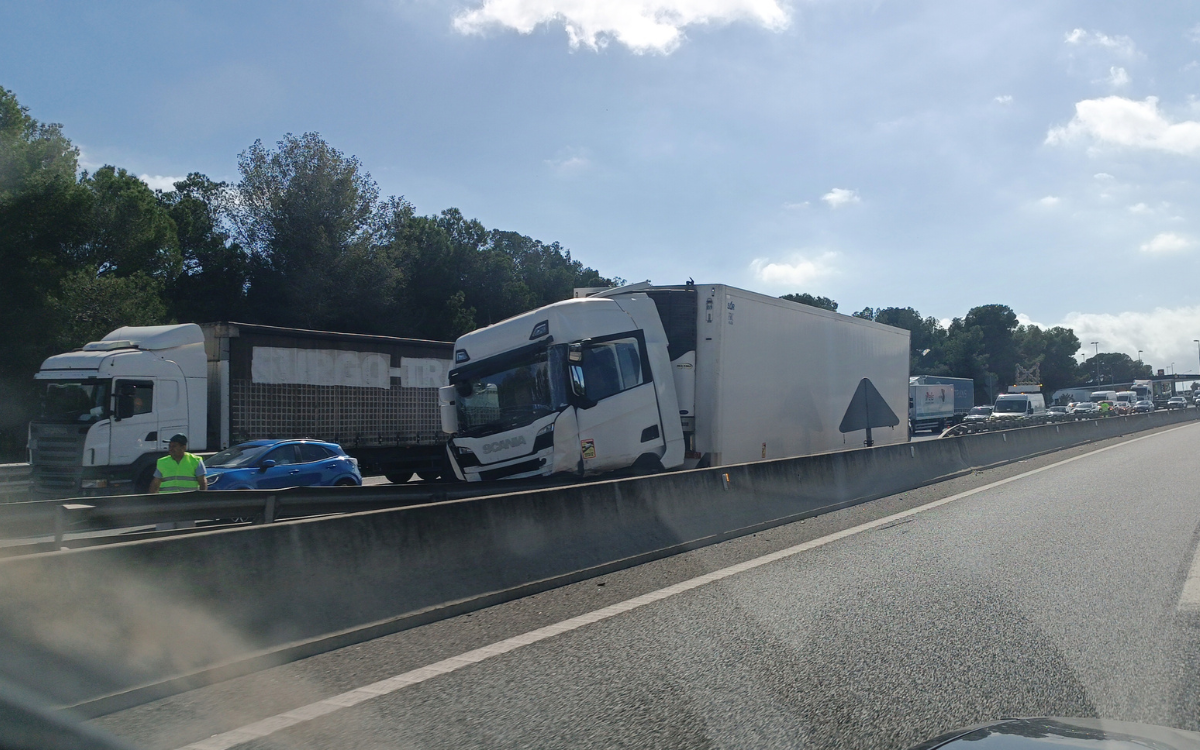 Dos camions s'han vist implicats en l'accident que s'ha produït a l'AP-7, al seu pas pel Baix Penedès.