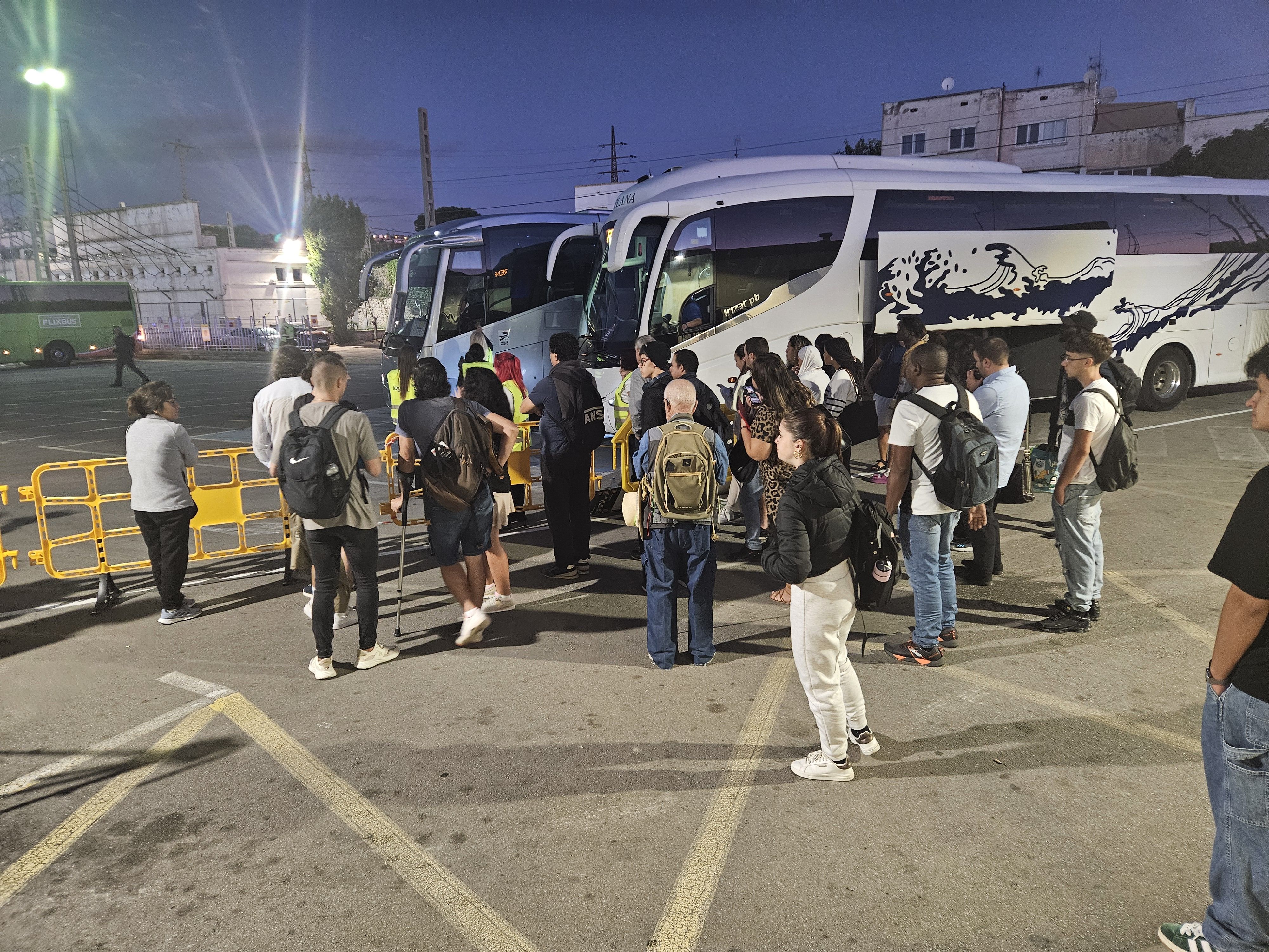 Primers autobusos de la jornadaa Sant Vicenç de Calders