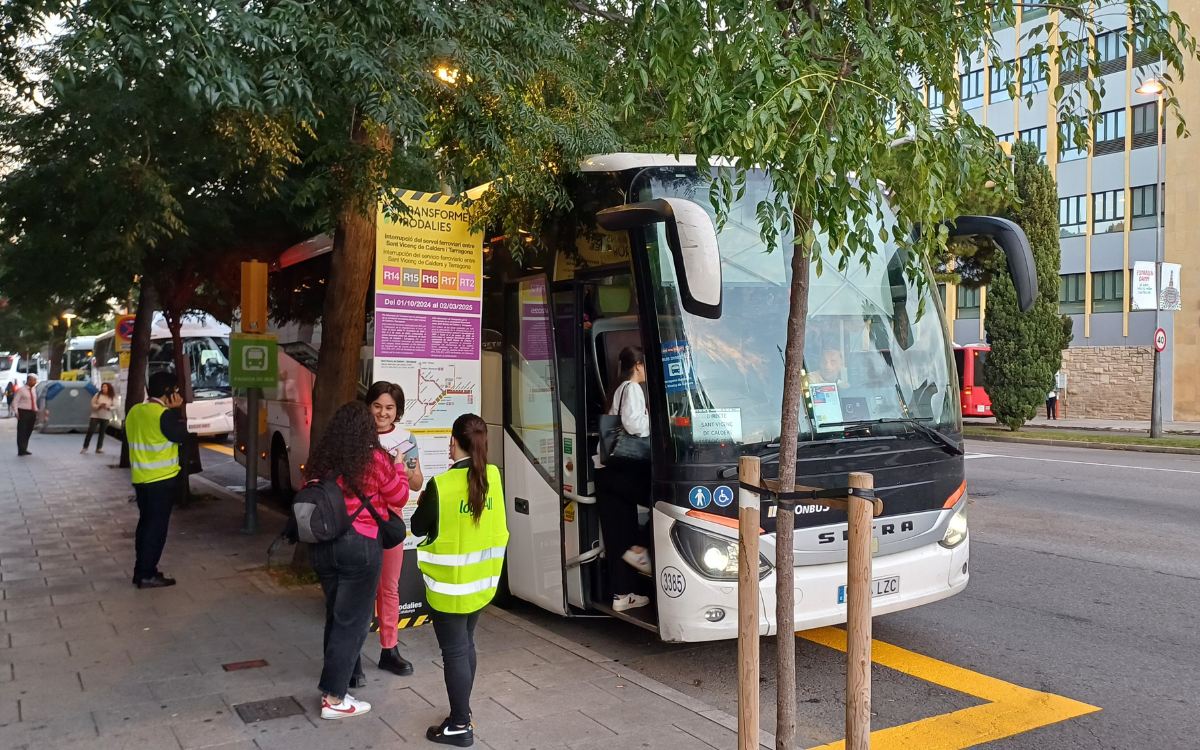 Imatge d'un dels autobusos del pla de transport alternatiu que ha sortit des de l'avinguda Roma de Tarragona.