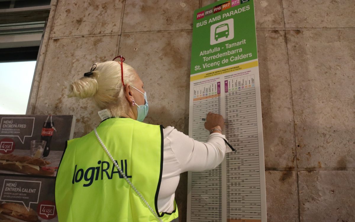 Una de les informants comprovant els horaris dels autobusos a l'estació de Tarragona