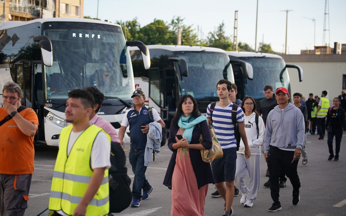 Imatge d'arxiu dels usuaris de Renfe arribant amb els autobusos a Sant Vicenç de Calders